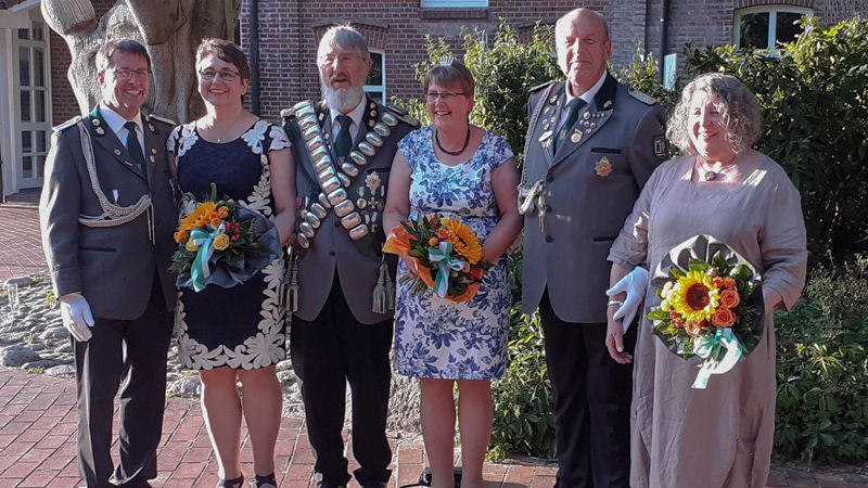 Hanstedts König Volker Tolzin "der Musikalische" und seine Frau Mariette sowie die Adjutanten-Paare Holger Beecken und Christel, Hans-Werner Witte und Barbara freuen sich auf das Schützenfest. | Foto: ein