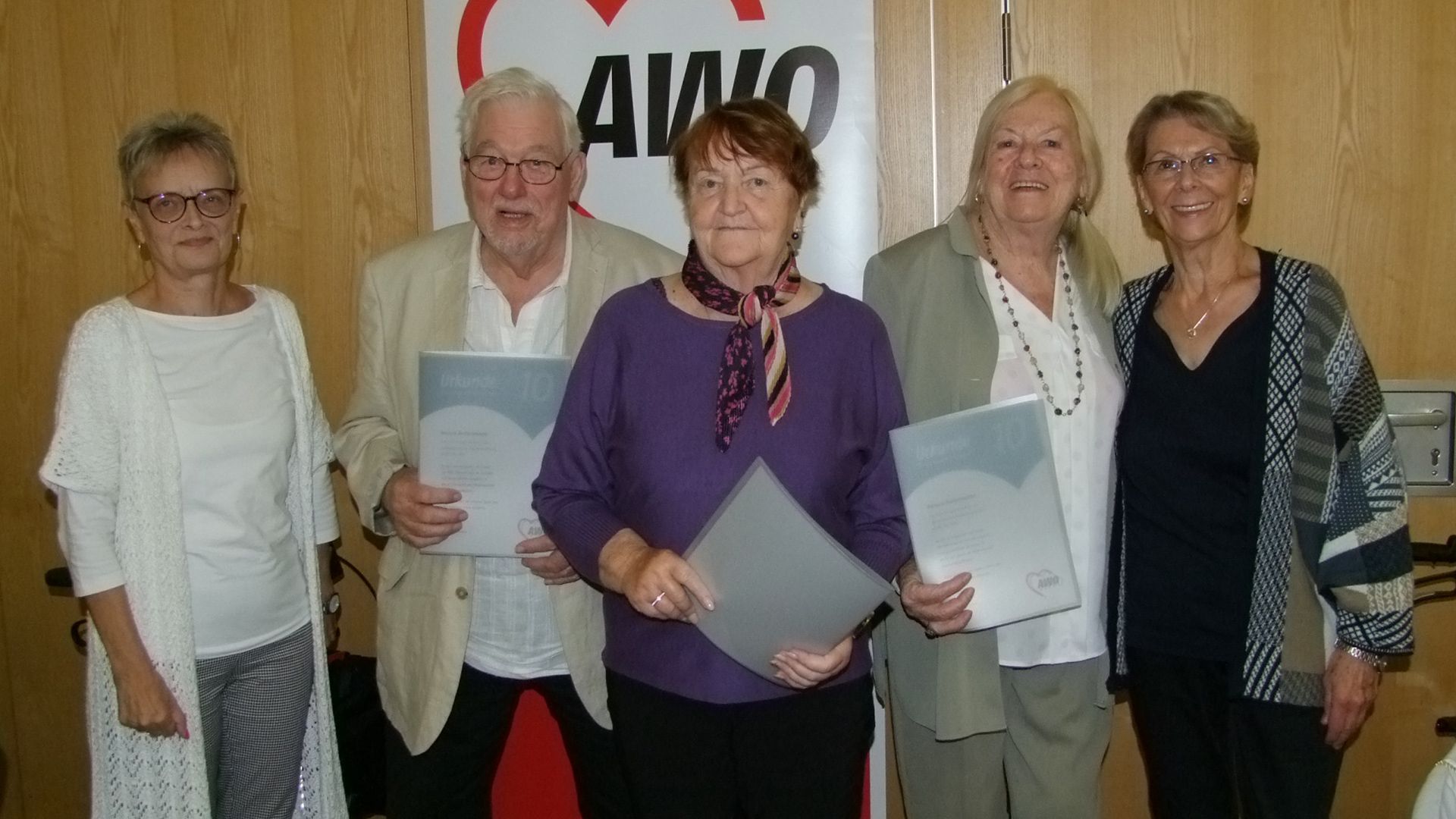 Elke Schönau (von links), die Erste Vorsitzende des Awo-Ortsvereins Meckelfeld, ehrte Helmut Bretschneider, Margit Kastner, Barbara Bretschneider und Annegret Lorenz. | Foto: AWO-Siegfried Allerding