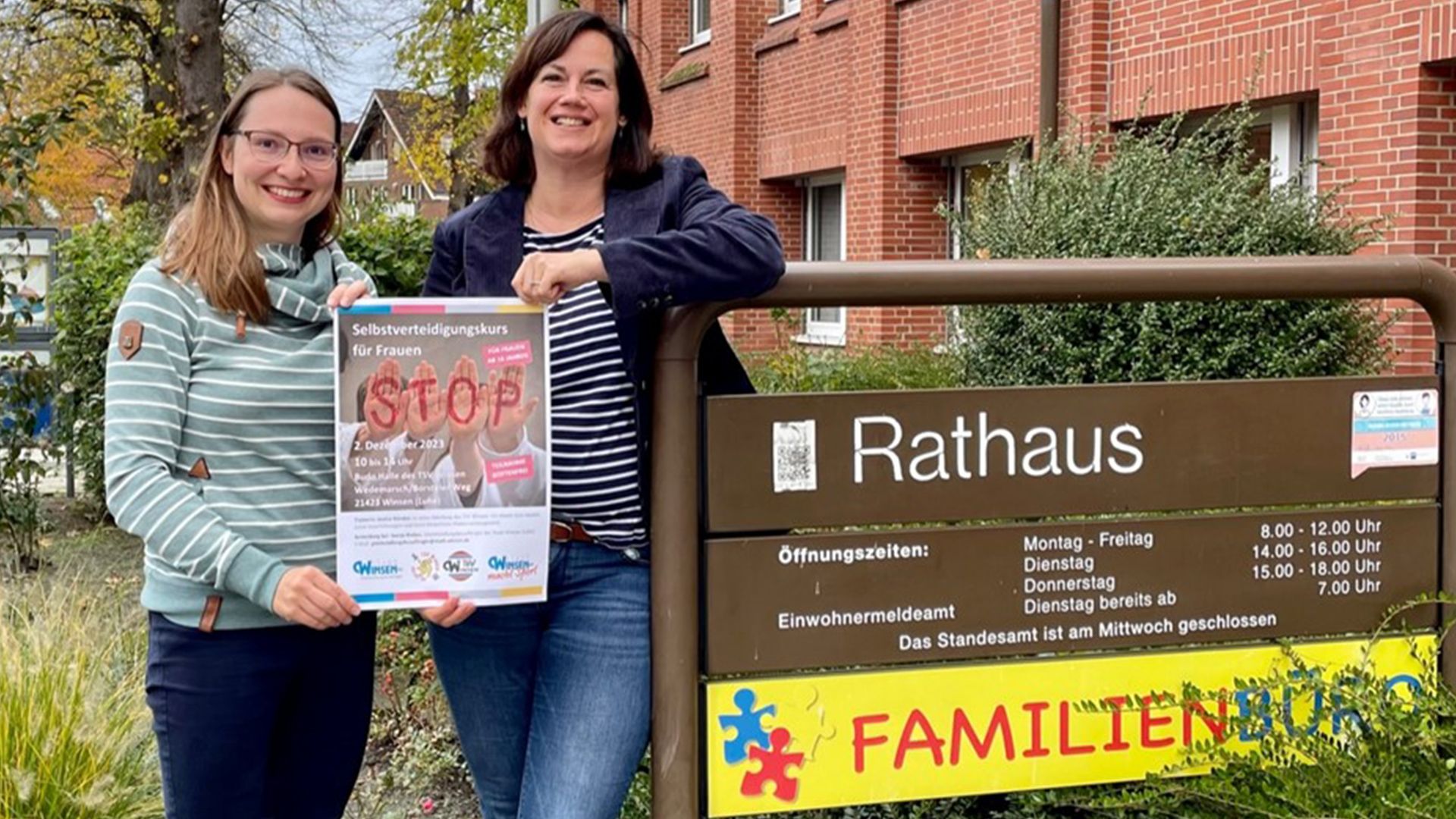 Svenja Riebau, Gleichstellungsbeauftragte der Stadt Winsen (rechts), und Jessica Ständer, Ju-Jutsu-Abteilung des TSV Winsen (links), mit dem diesjährigen Plakat des Kurses am Winsener Rathaus. | Foto: Stadt Winsen (Luhe)