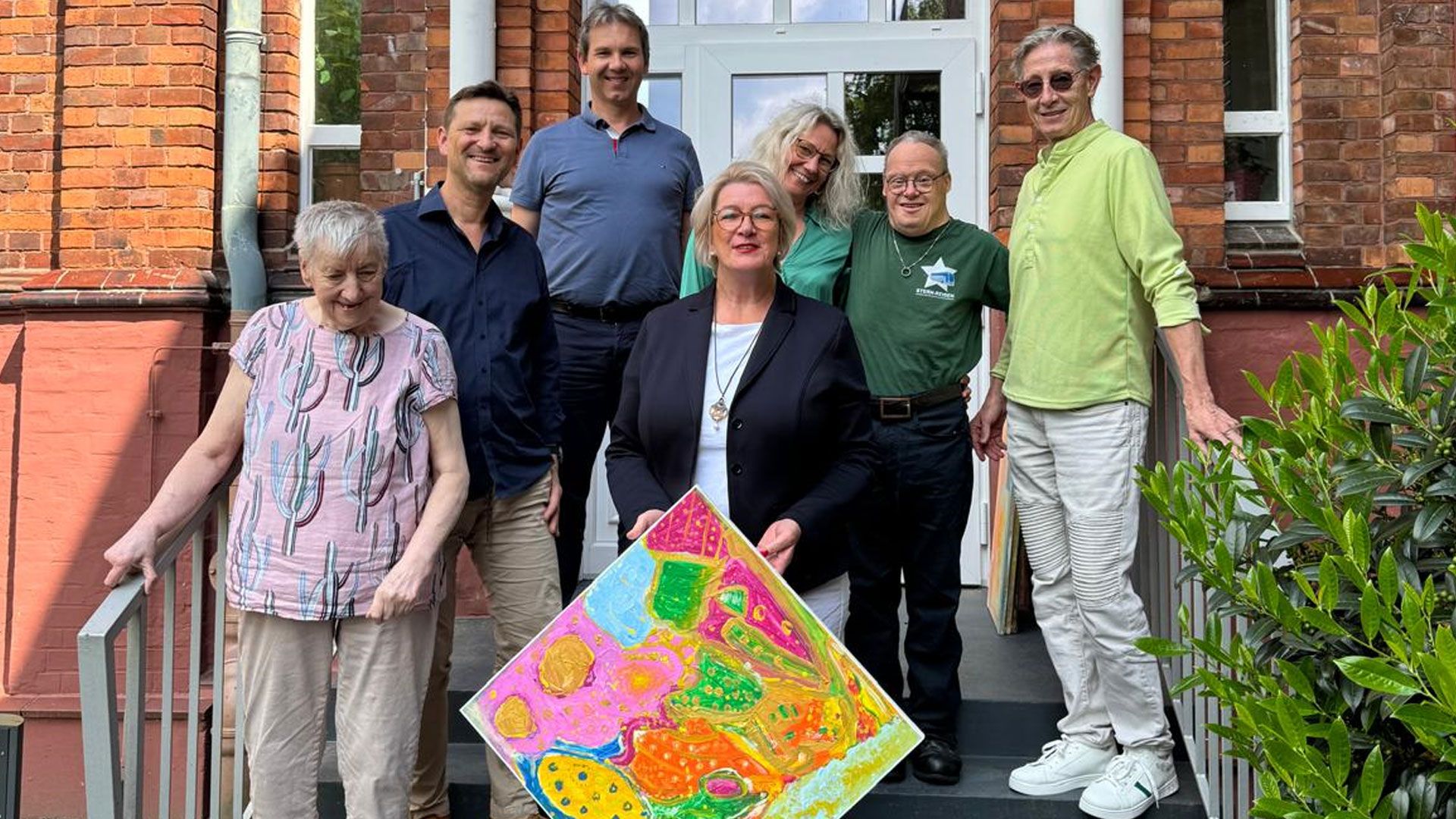 Die stolze Summe von 6.000 Euro spendete jetzt der Rotary Club Seevetal an das Haus Huckfeld in Hittfeld.  Foto: ein