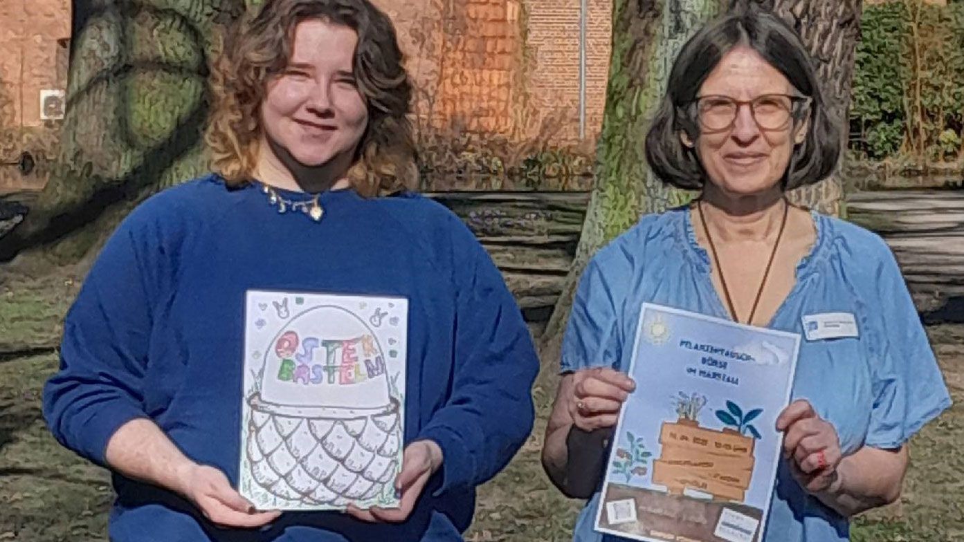 Jasper Possel (links im Bild) und Annelore Wilke von der Stadtbücherei freuen sich bereits auf die Aktionen rund um die Ostertage. | Foto: Stadt Winsen (Luhe)