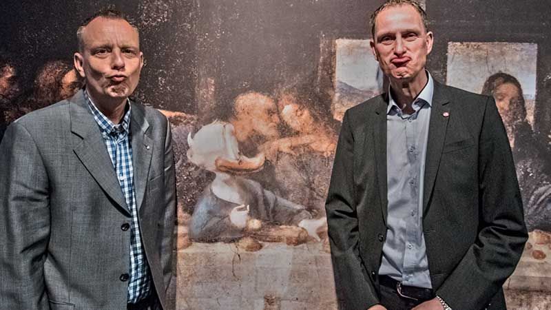 Kurator Dr. Michael Merkel und Thorsten Römer, kaufm. Geschäftsführer des AMH, zeigen, was ein Duckface ist. | Foto: Niels Kreller