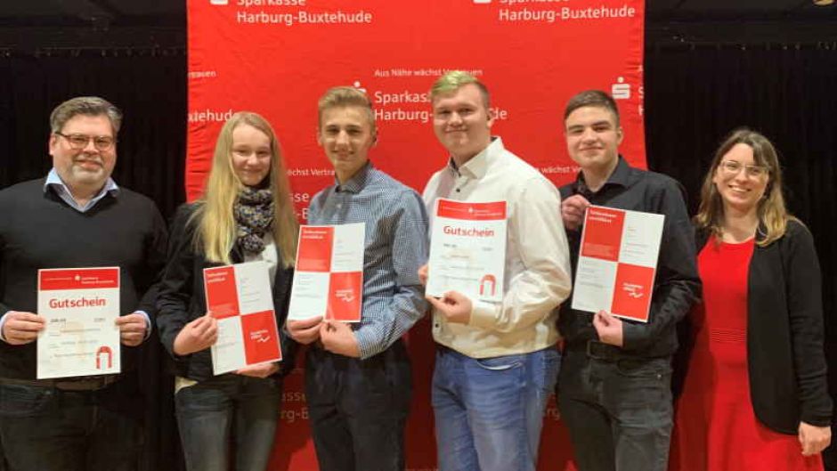 Die Spielgruppe „ALMLUMKE“ der Estetalschule Hollenstedt: Über den Erfolg freuen sich (von links) der betreuende Lehrer Ulrich Heim, Anna-Lena Maack, Lukas Menne, Kenneth Wende und Marc Mähling sowie Sparkassen-Beraterin Jaqueline Bodsch. | Foto: ein