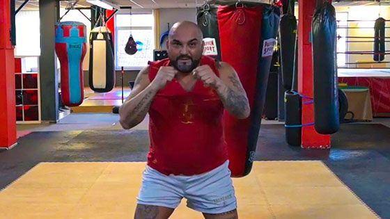 Ayhan Özcelik von Trust Gym hat ein Work-Out-Programm zusammengestellt, das jeder leicht zu Hause auch während der Corona-Krise machen kann. | Foto: Niels Kreller
