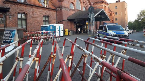 Auf dem Harburger Bahnhofsvorplatz waren schon am Donnerstag Absperrgitter für die Nazikundgebung am 1. Mai gelagert worden. | Foto: ein