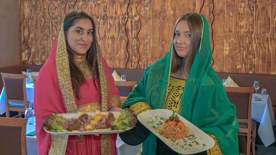 Shabnam und Emina freuen sich darauf, die Gäste zu den Afghanischen Wochen im NOVA-Restaurant in Marmstorf zu begrüßen.