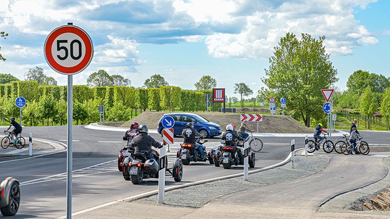 Der neue Kreisverkehr wurde gleich am ersten Tag gut angenommen. | Foto: Niels Kreller