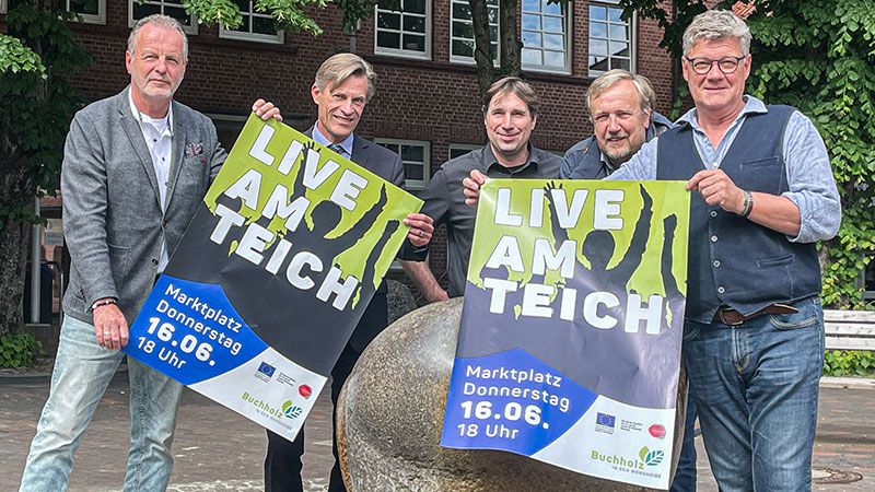 Freuen sich auf „Live am Teich“: Frank Kettwig (Buchholz Marketing), Bürgermeister Jan-Hendrik Röhse, Christian Voigt, Christoph Selke (Feuer und Flamme) und der Musiker Andreas Allzeit (v.l.). | Foto: ein