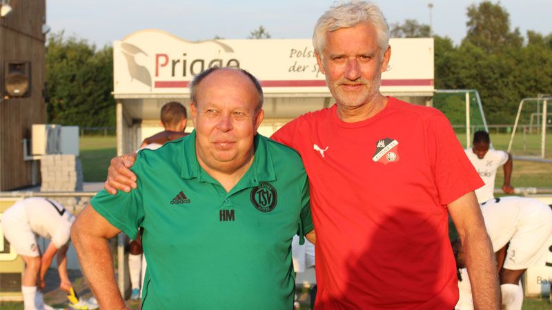 Andreas Bergmann (rechts, mit seinem Trainerkollegen Hartmut Mattfeld vom Landesligisten TSV Elstorf) Trainer vom Oberliga-Absteiger Altona 93, freut sich auf den FC Süderelbe als Gegner im Lotto-Pokal. | Foto: ein
