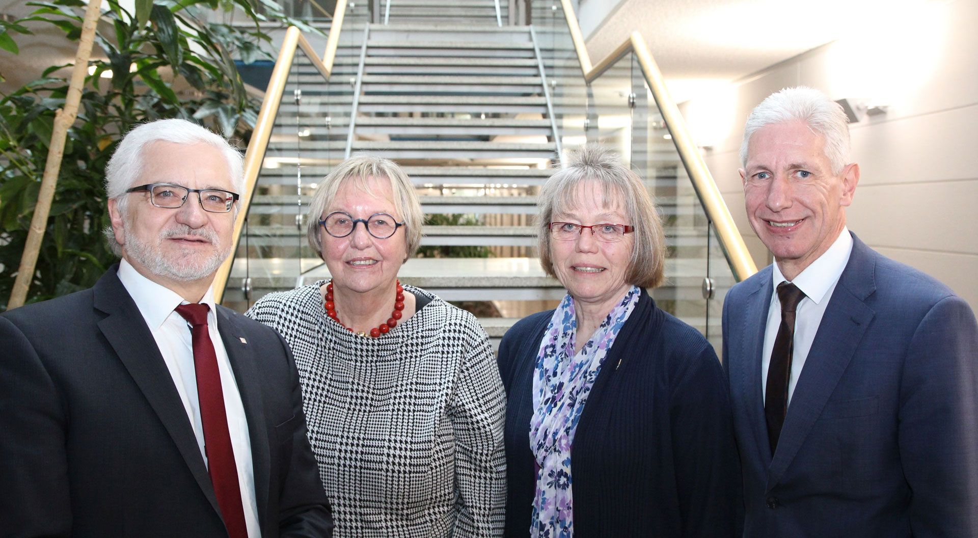 Der neugewählte Vorstand des Kreisseniorenbeirats (v.l.): Roger Grewe, Elisabeth Schmidt und Hannelore Buls mit Landrat Rainer Rempe. | Foto: Landkreis Harburg