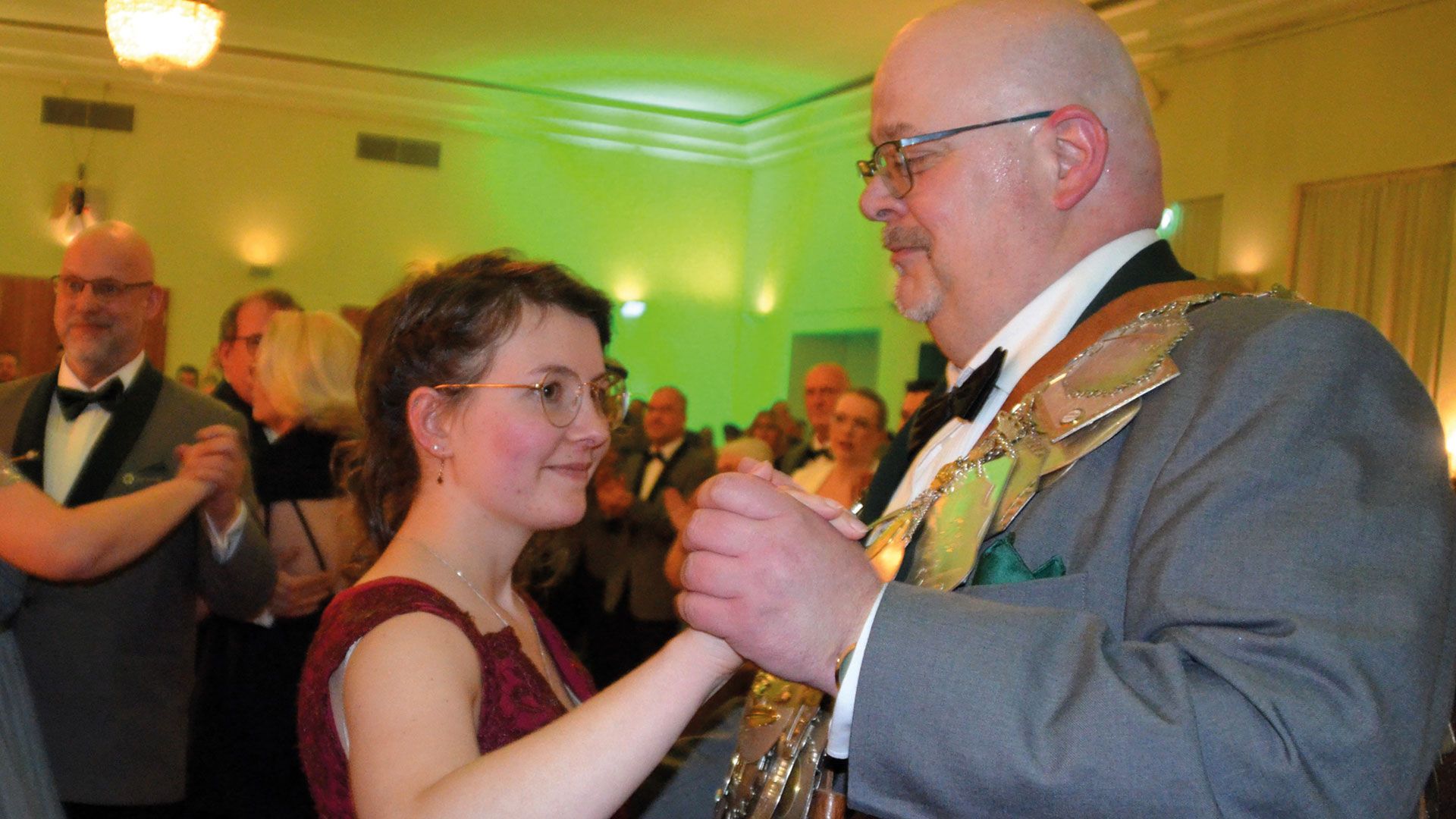 Der Heimfelder König Niels Kreller und Königin Mareike Ringel eröffneten die Tanzfläche im Privathotel Lindtner. | Foto: Sabine Langner