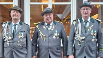 Die Marxener Schützencrew: Thomas Frommann (von links, Adjutant); Roland Homann (amtierender Schützenkönig) und Torsten Moock (Adjutant und Präsident). Foto: SK Marxen