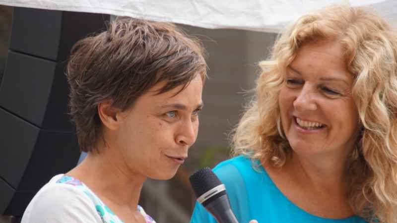 Schirmherrin Bettina Tietjen (rechts) interviewte beim Sommerfest Katrin Goetzke und andere Hospiz-Mitarbeiter. | Foto: DRK-Kreisverband Hamburg-Harburg e. V.