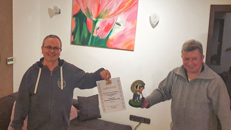 André Siebert (links) und Gerd Wittleben vom Schützenverein Neugraben-Scheideholz sind jetzt vom Deutschen Schützenbund mit dem "Stillen Star Dezember 2020" ausgezeichnet worden. | Foto: ein