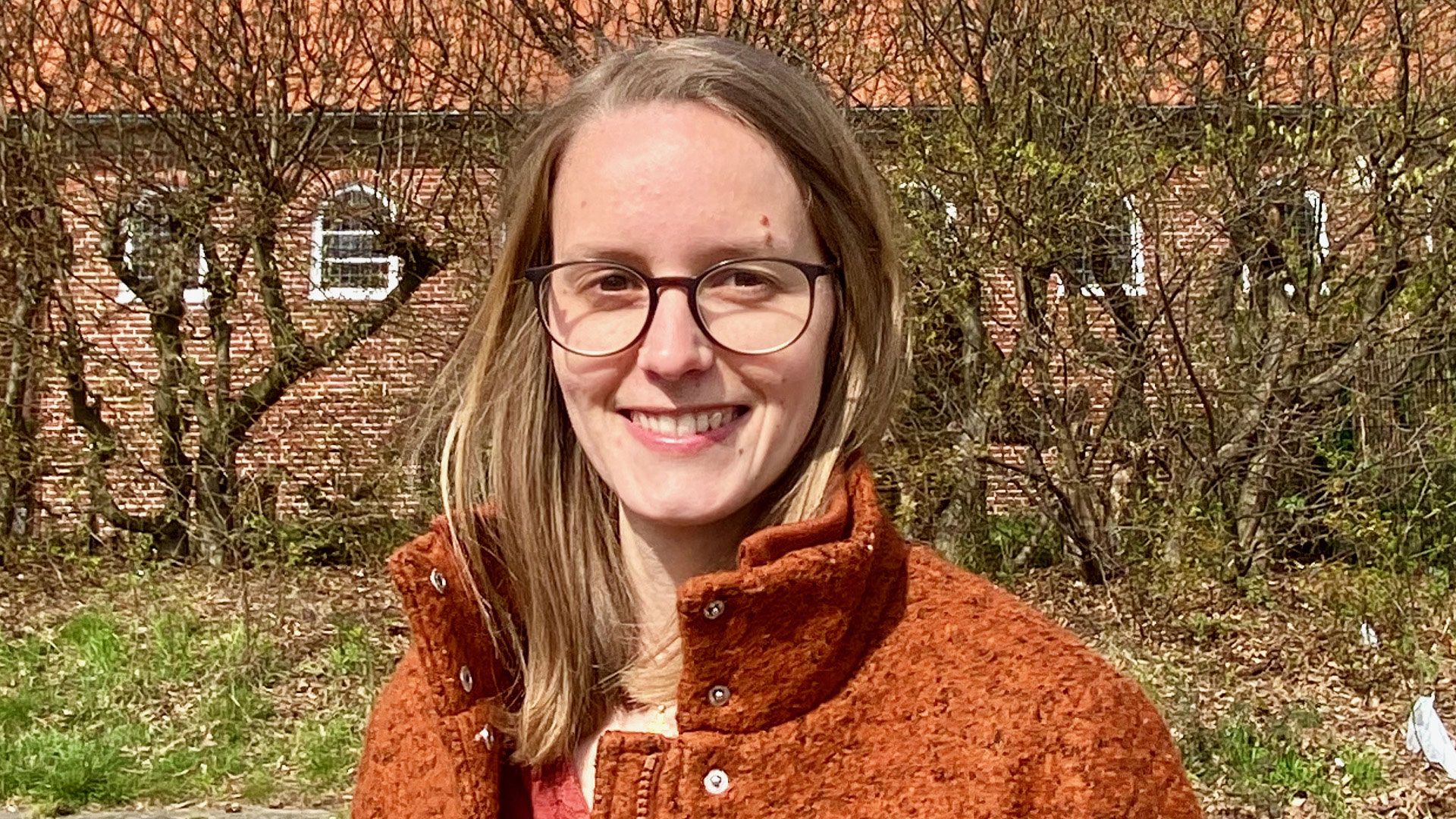 Jana Hein vor der Kirche in Maschen. | Foto: C. Wöhling