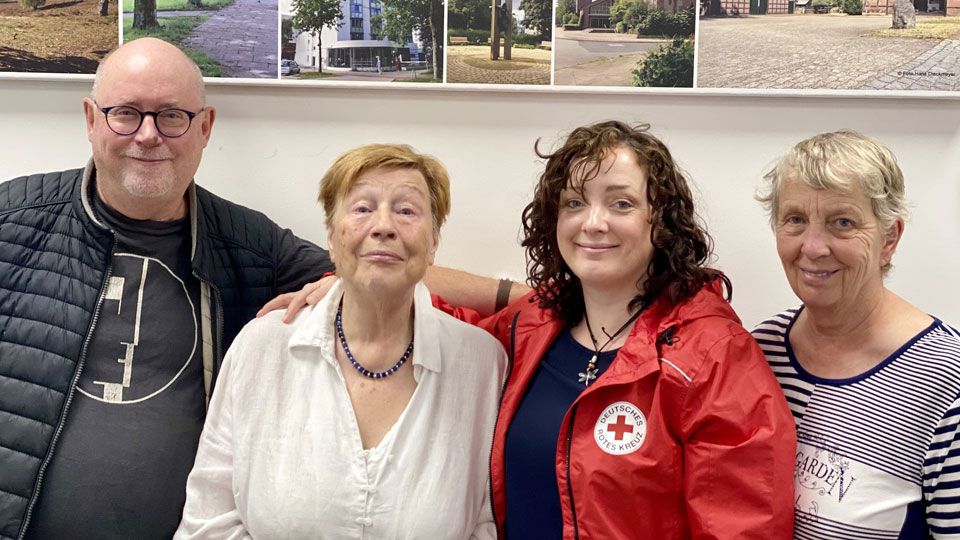 Mit Peter Schmidt (l.), Gudrun Schmücker (Nachbarschaft AHOI, Ehrenamtliche im Stadtteilverein Neuwiedenthal), Dr. Janine Maimanakos vom DRK und Anne Bornholdt (BI Bildung und Integration) ab in die digitale Welt. | Foto: DRK Harburg