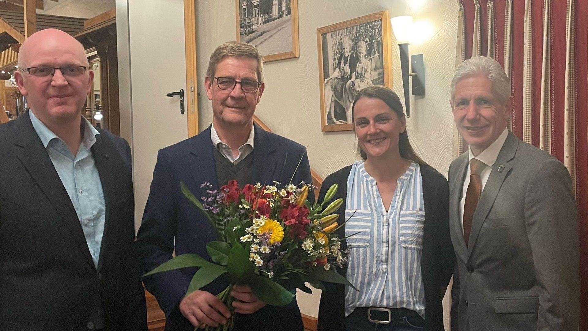 Landrat Rainer Rempe (rechts) mit Ronald Oelkers (2. von links), dessen Nachfolgerin Sarah Wiebe und Verbandsvorsteher Christoph Sander. Foto: Landkreis Harburg