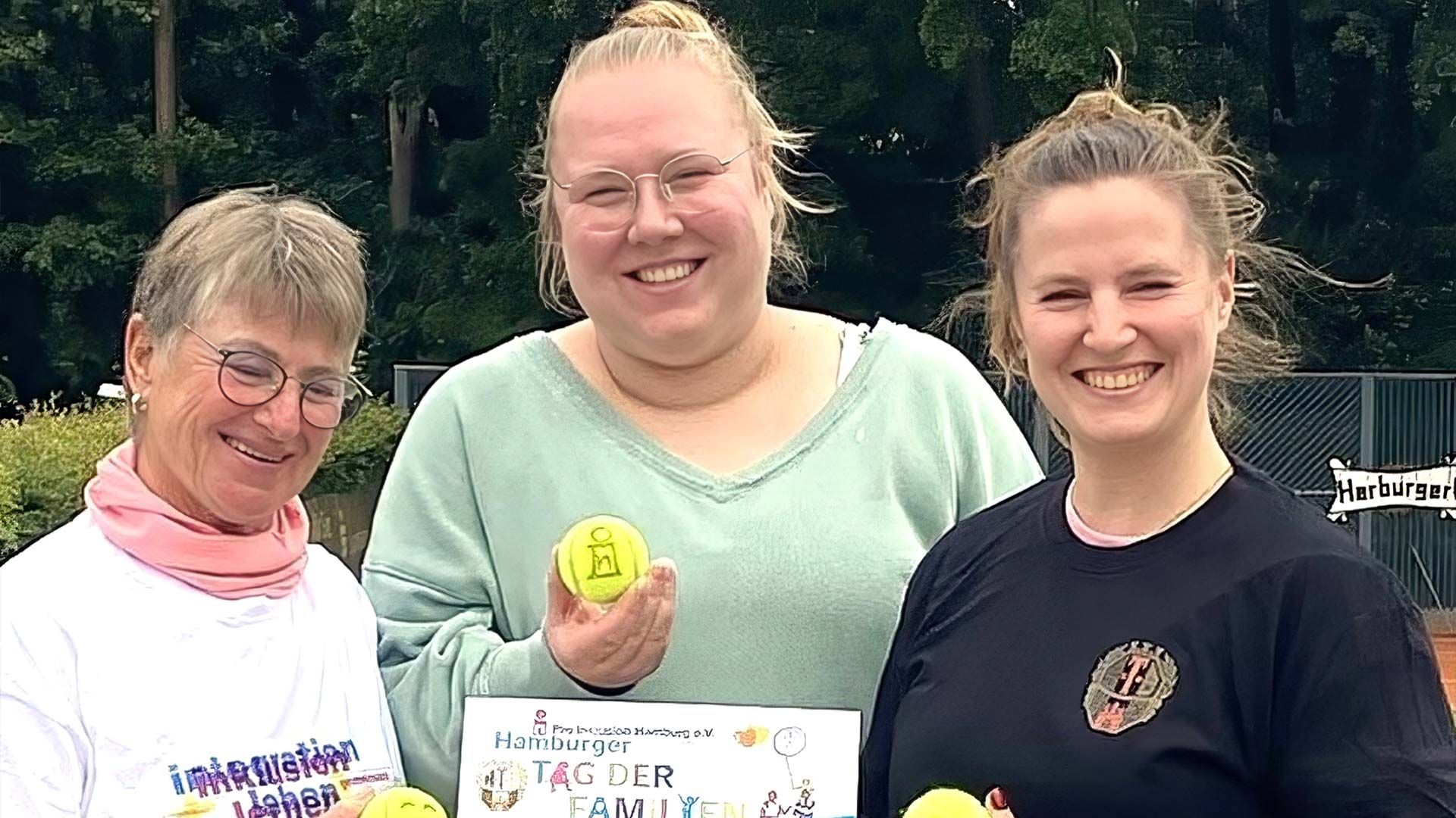 Das Orga Team mit Viola, Johanna und Carla freut sich auf das Sommerfest. Foto: ein
