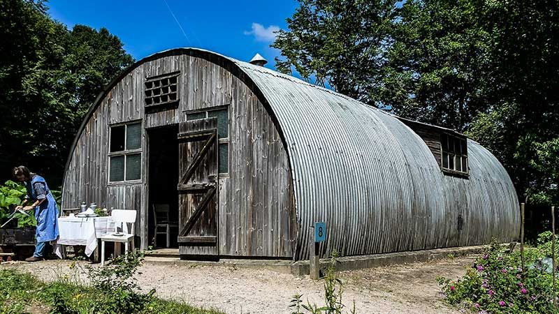 Als erstes Gebäude des neuen Projekts "Königsberger Straße" steht eine Nissenhütte im Freilichtmuseum am Kiekeberg. | Foto: Niels Kreller