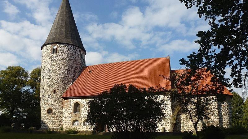 Den Ausflugstag beginnen die Ausflügler der Fischbeker Cornelius Gemeinde mit der Besichtigung der  außergewöhnlichen Feldsteinkirche in Ratekau. | Foto: ein