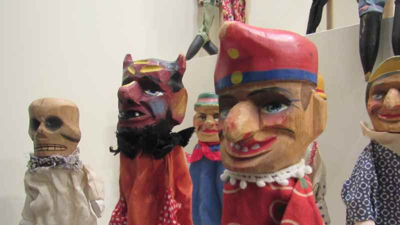 Historische Handspielpuppen in die Ausstellung Spielwelten eingezogen. | Foto: ein