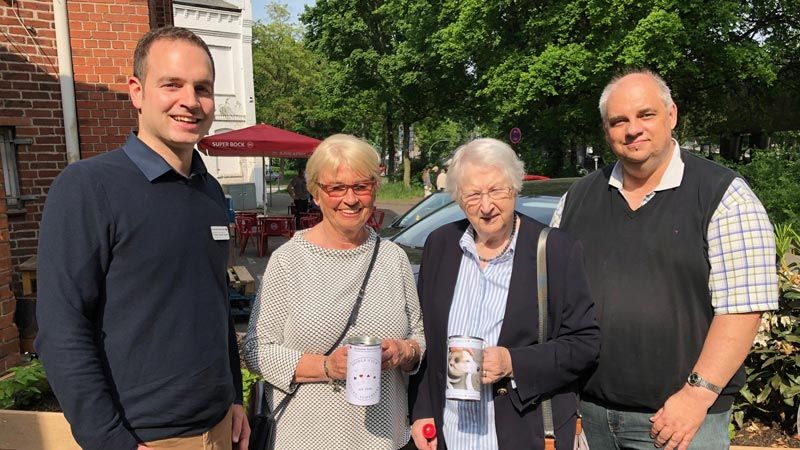 Harburg-Huus-Leiter Thorben Goebel-Hansen (links) nahm die Spende von Sigrid Lange, Gertrud Nehring und Bodo Lagemann entgegen. | Foto: ein/ DRK-Kreisverband Hamburg-Harburg e.V.
