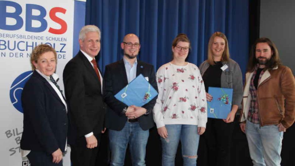 Über die Nominierung für den Deutschen Lehrerpreis freuen sich BBS-Leiterin Kirsten Buchmann (von links), Landrat Rainer Rempe, Lehrer Kai-Martin Hanemann, Schülerin Annika Hackbarth, Lehrerin Merle Wohlers und Schüler Frederik König. | Foto: ein
