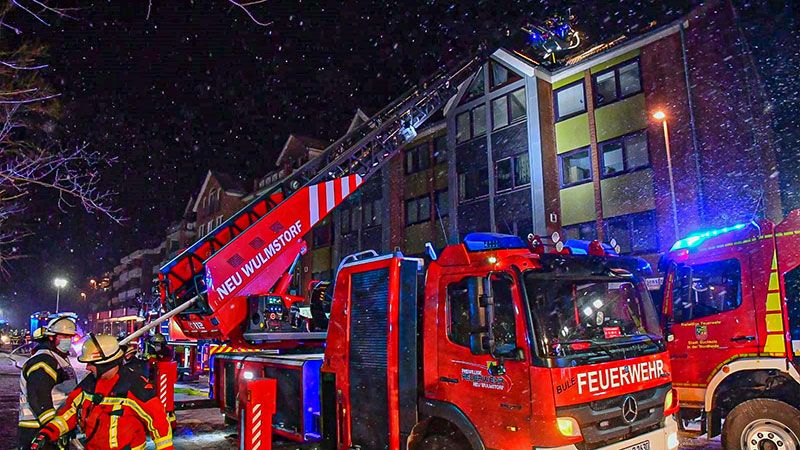 Mit drei Drehleitern rückte die Feuerwehr in Buchholz den Flammen zu Leibe. | Foto: HamburgNews