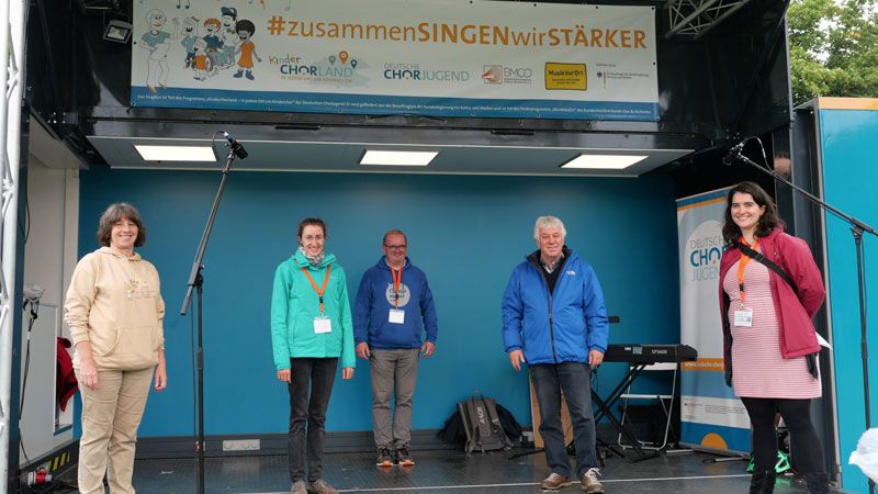 Brachten den SingBus nach Harburg: v. l. Angelika Eilers (Präsidentin Chorverband Hamburg), Alina Gehlen (Deutsche Chorjugend), Prof. Dr. Enno Stöver (Vizepräsident Chorverband Hamburg), Rolf Zuckowski, Clara Schürle (Deutsche Chorjugend). | Foto: ein