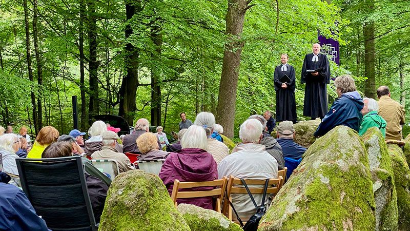 500 Besucher kamen zum Waldgottesdienst des Kirchenkreises Hittfeld im Klecker Wald. Pastor Nico Lühmann (links) und Superintendent Dirk Jäger gestalteten gemeinsam den Waldgottesdienst. | Foto: