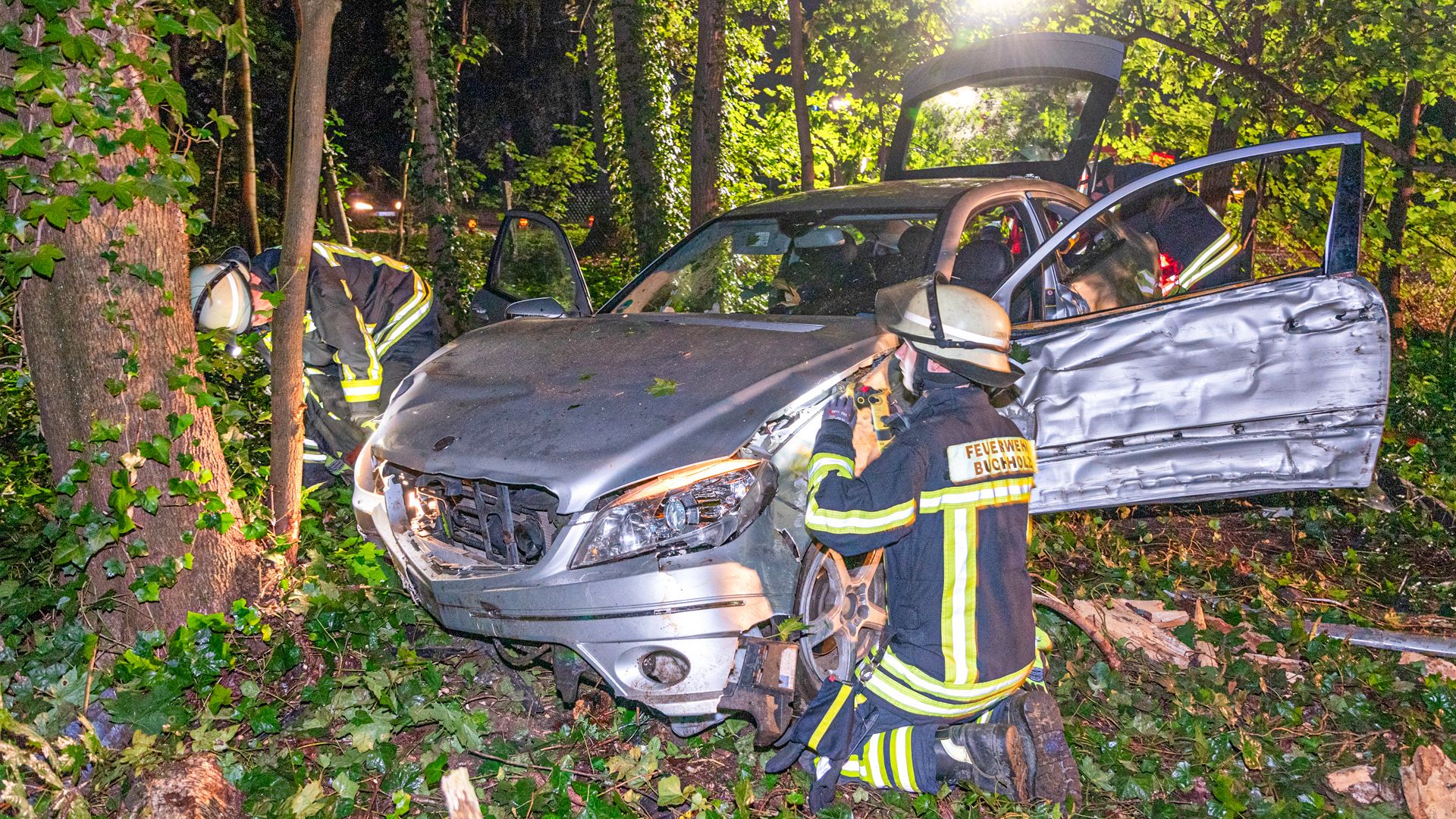 Die Feuerwehr musste die Batterie des Mercedes abklemmen. | Foto: JOTO