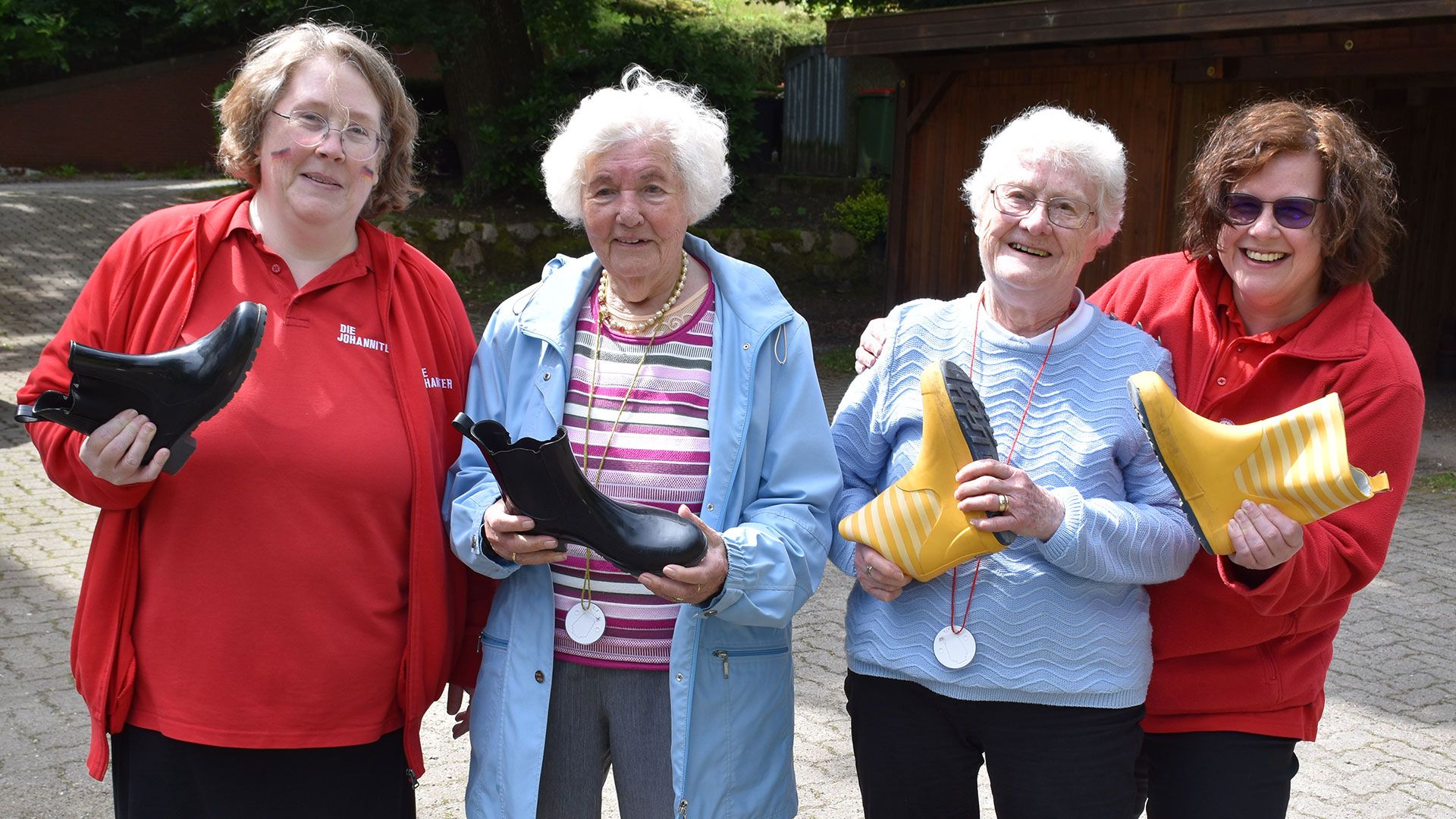 Disziplin Gummistiefel-Weitwurf bei der Olympiawoche in der Tagespflege Marmstorf: Verena Jeppe (von links), Anneliese Schwarz, Jutta Stanke und Einrichtungsleitung Sonja Eikhof. | Foto: Johanniter