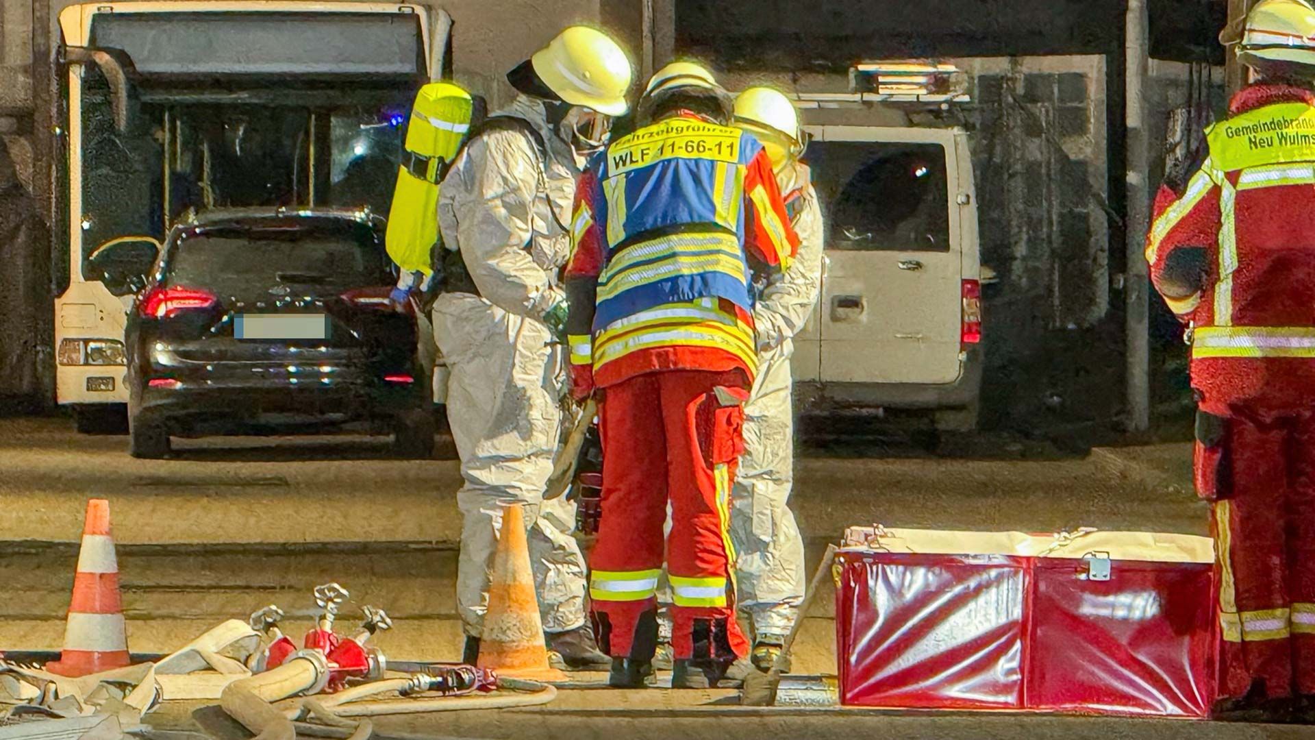 Mit Schutzanzügen suchten die Feuerwehrleute das Gelände ab. Doto: JOTO