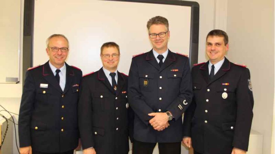 Kreisbrandmeister Volker Bellmann (links) und Kreisbereitschaftsführer Stephan Schick (rechts) verabschiedeten Uwe Ehlers (Zweiter von rechts) und Christoph Eggers aus ihren Ämtern. | Foto: ein