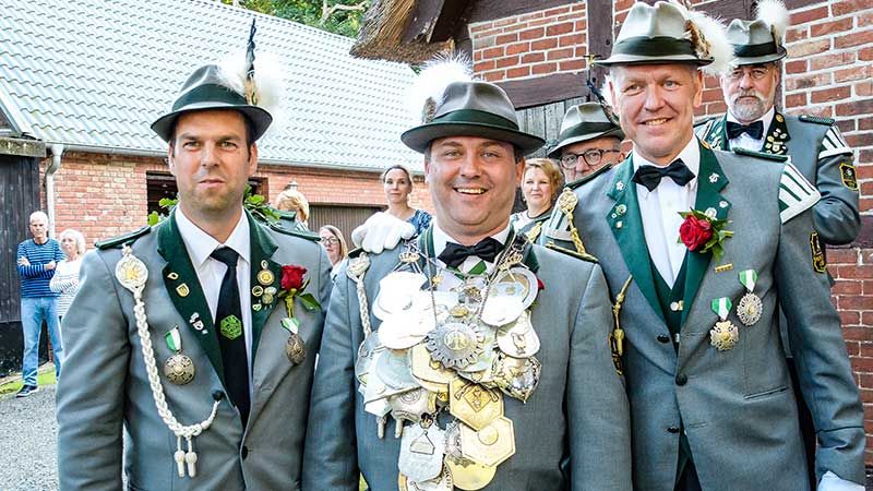 Torsten Czerners Regentschaft als Schützenkönig in Marmstorf neigt sich dem Ende entgegen. Ihm zur Seite standen im vergangenen Jahr seine beiden Adjutanten Thomas Kircheiß und Alexander Lüneburg. | Foto: Niels Kreller