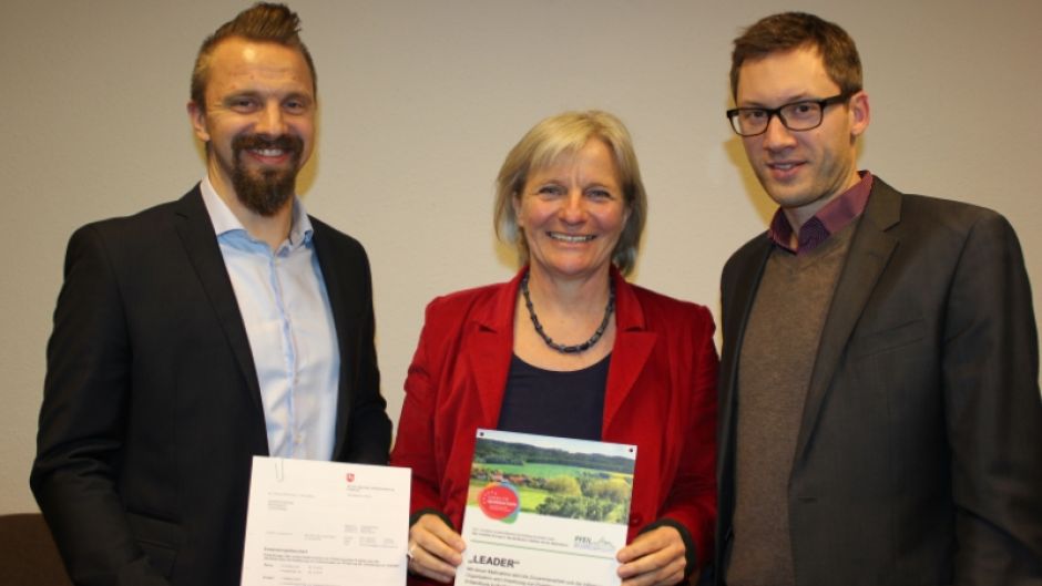 Hilke Feddersen nimmt den Zuwendungsbescheid von Dennis Rohde (links) und Torben Braun vom Amt für regionale Landesentwicklung (ArL) Lüneburg entgegen. | Foto: ein