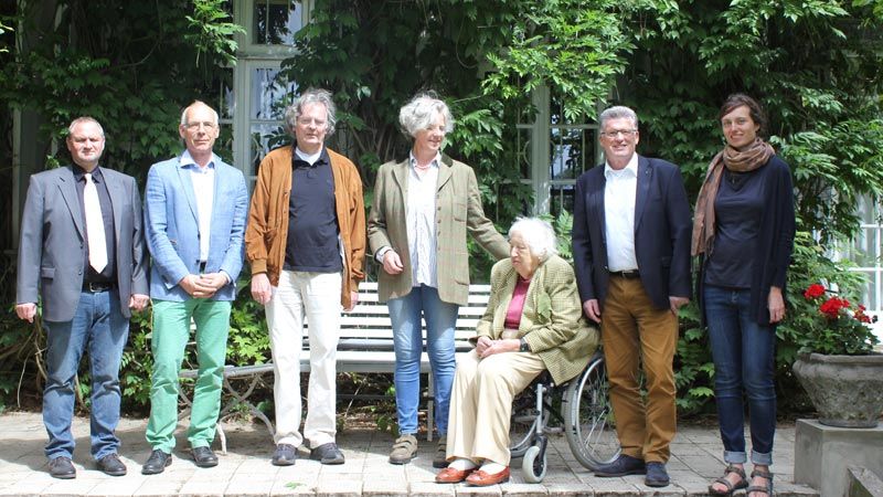 Förderer und die Eigentümer-Familie freuen sich über die Sanierung des Landschaftsparks Karoxbostel. Timo Jahns (von links, Toto-Lotto Niedersachsen GmbH), Dr. Klaus Püttmann (Niedersächsisches Landesamt für Denkmalpflege), Dr. Volker Drecktrah (Deutsche Stiftung Denkmalschutz, Ortskurator Stade), Emily Weede, Vera Winter, Martin Aude (Regionaldirektor VGH-Versicherung) und Caroline Kleinert (Denkmalpflegerin des Landkreises Harburg). | Foto; ein