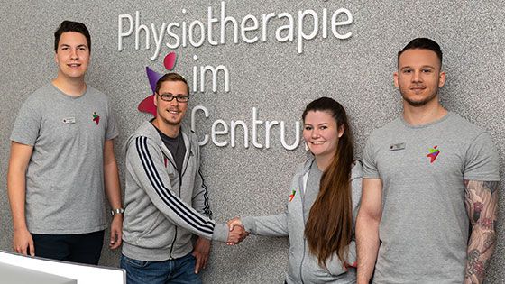 Lutz Hemmerling (2.v.L.) freut sich über die Verstärkung für das Team der Physiotherapie im Centrum durch Tom Sander, Selma Schmiedefeld und Marko Pesic (v.L.n.R.).