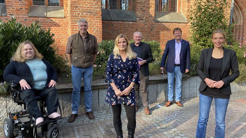 Inklusionsbeauftragte Sara Neuling, der Pädagogische Leiter Tobias Faße, Kitaleiterin Mandy Baensch, Geschäftsführer Jan-Peter Bönsch, Superintendent Christian Berndt und Bundestagsabgeordnete Svenja Stadler trafen sich zum Gespräch beim Kitaverband Winsen. | Foto: Malte Frackmann
