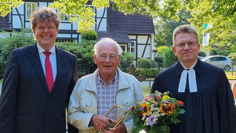 Superintendent Christian Berndt (links) und Pastor Hans-Georg Wieberneit (rechts) bei der Verleihung des Silbernen Facettenkreuzes an Gerhard Grote in Ramelsloh. | Foto: Kirchenkreis Winsen