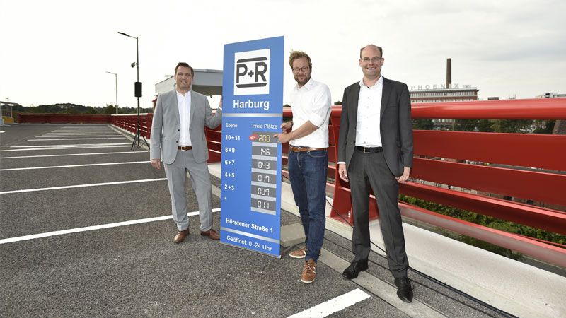 Adrian Andres; Senator Anjes Tjarks; Jan Krampe (v.l.) freuen sich über das P+R-Parkhaus am Harburger Bahnhof. | Foto: ein