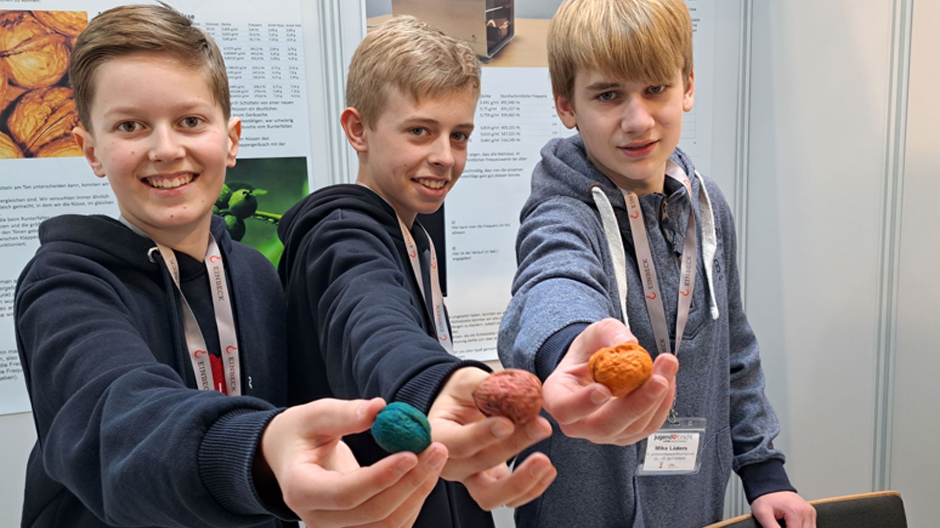 Paul Thiemann (von links), Erik Meents und Mika Lüder vom GAK Buchholz. Siembelgten Platz 2 im Landeswettbewerb von "Jugend forscht". | Foto: GAK