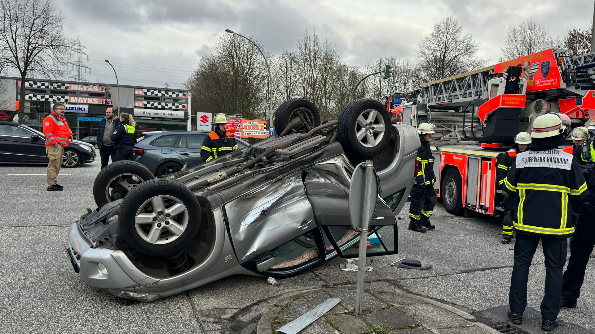 Bei einem Unfall im Großmoordamm wurde heute in Harburg eine Frau schwer verletzt. | Foto: Lenthe-Medien