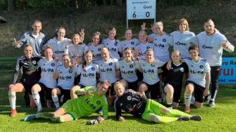 Strahlende Gesichter nach dem 6:0-Sieg bei den Spielerinnen des FC Jesteburg-Bendestorf gegen die TSG Burg Gretesch. Foto: ein