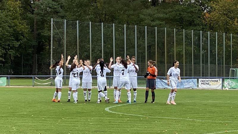 Die HTB-Juniorinnen freuen sich über ein Tor. | Foto: Hüseyin Karateke