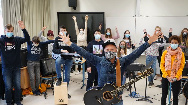 Am Freitagabend zeigen Cris Cosmo und die Schüler des Alexander-von-Humboldt-Gymnasium aus Harburg im Live Stream, was sie die Woche über einstudiert haben. | Foto: ein