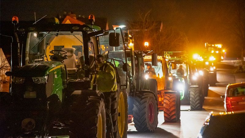 Rund 150 Landwirte blockierten am Montag mit ihren Traktoren das Aldi-Lager in Ohlendorf. SIe protestierten damit gegen Billigpreise. | Foto: JOTO