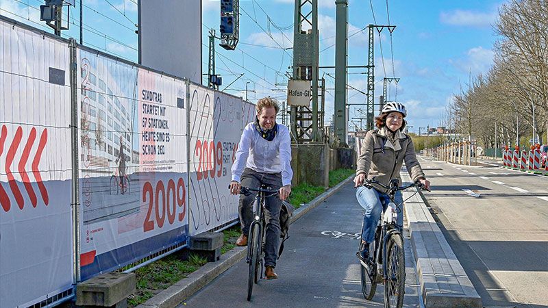 Gleich nach der Eröffnung testeten Verkehrssenator Anjes Tjarks (links) und Bezirksamtsleiterin Sophie Fredenhagen die Protected Bike Lane. | Foto: Dieter Dachs