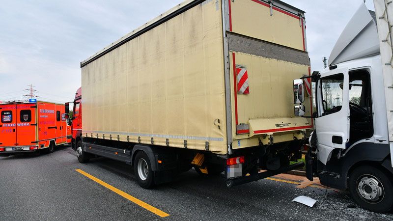 Drei LKW sind am Dienstagmittag auf der A7 bei Hausbruch ineinander gefahren. | Foto: HamburgNews