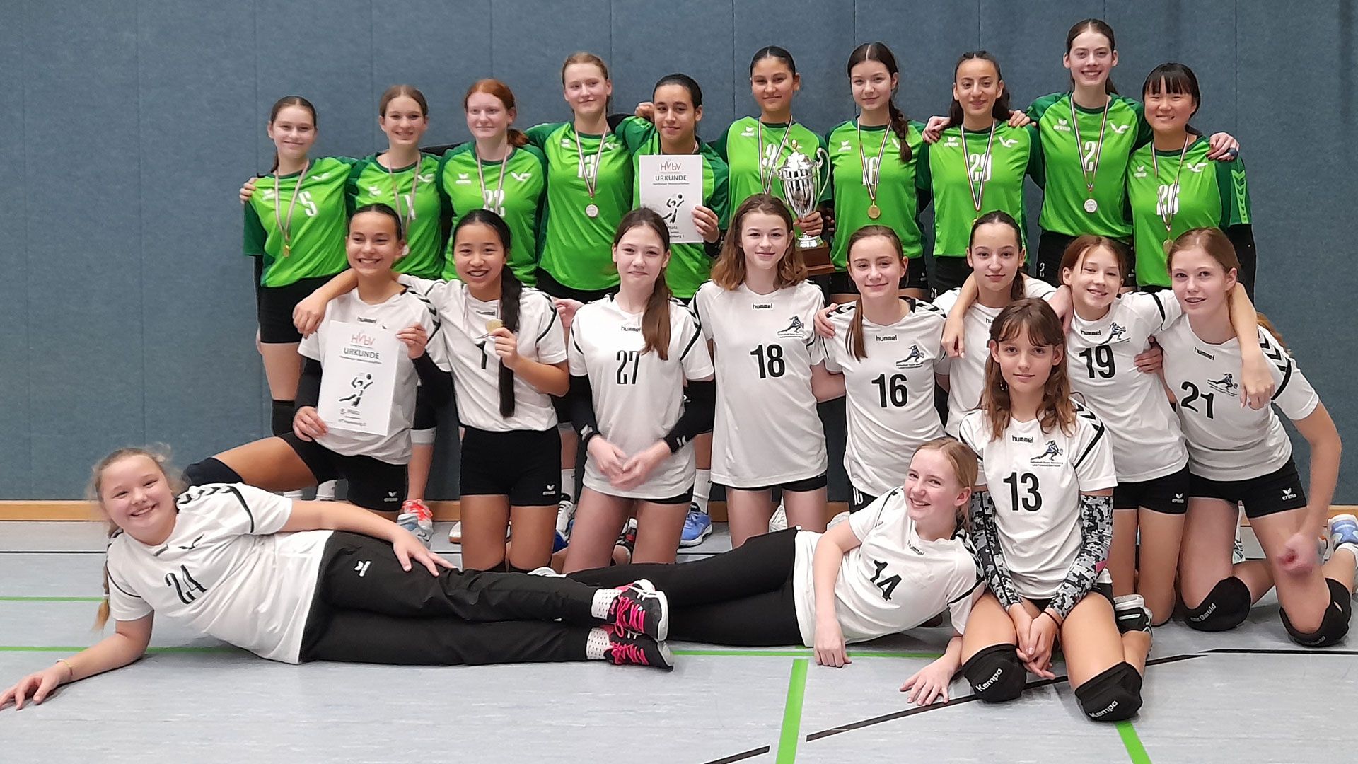 Die beiden U16-Teams des VTH: Die Hamburger Meisterinnen in Grün, die zweite VTH-Auswahl in den weißen Trikots. | Foto: VTH